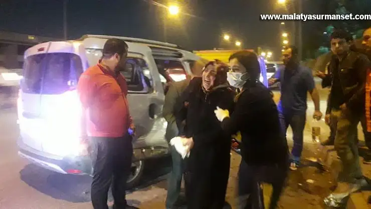 Otomobil ile çarpışan araç bariyerlere çıkarak yan yattı: 4 yaralı