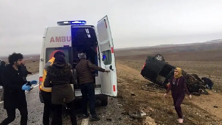 Otomobil ile hafif ticari araç kafa kafaya çarpıştı  4 yaralı