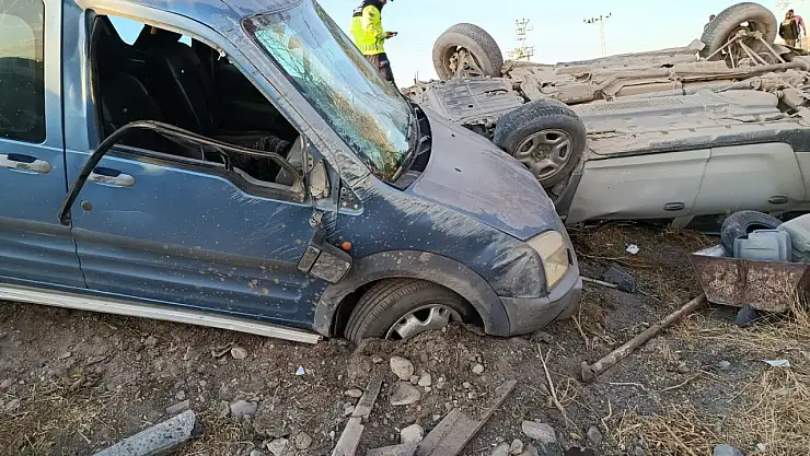 Otomobil İle Hafif Ticari Araç Çarpıştı 1 Ölü 1 Yaralı