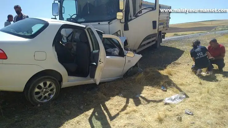 Otomobil ile kamyon çarpıştı: 1 ölü, 1 yaralı