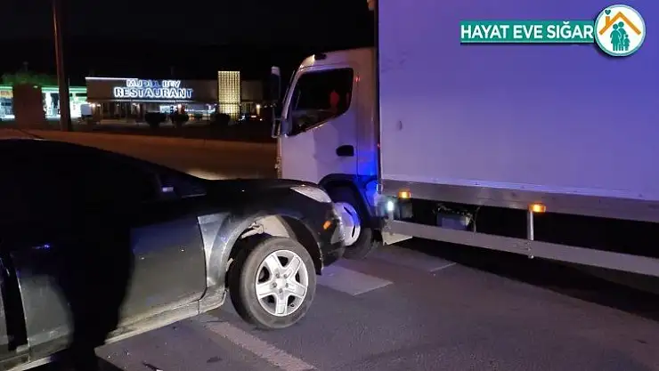 Otomobil ile kamyonet çarpıştı: 4'ü çocuk 7 yaralı