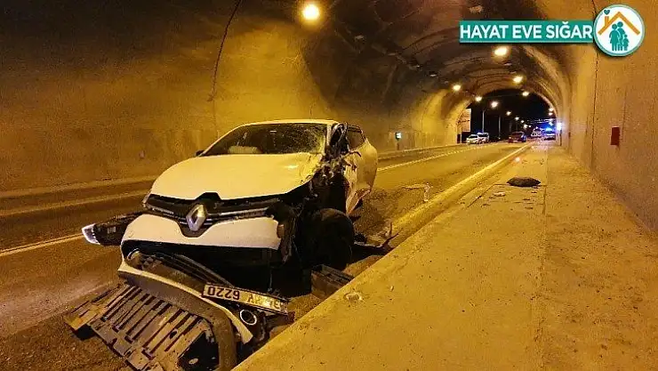 Otomobil ile kamyonet tünel içinde çarpıştı: 3 yaralı
