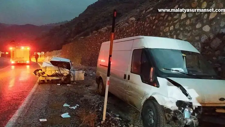 Otomobil ile minibüs çarpıştı: 3 yaralı