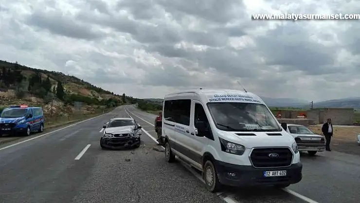 Otomobil ile minibüs çarpıştı: 2 yaralı