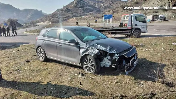 Otomobil ile minibüs çarpıştı: 2 yaralı