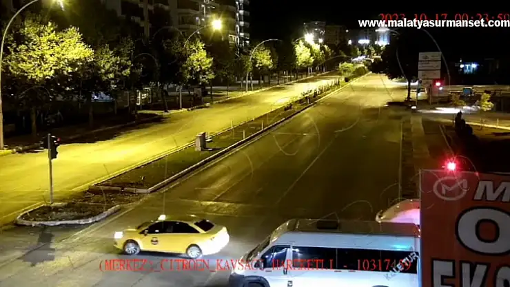 Otomobil reklam tabelasına çarptı 3 kişi öldü
