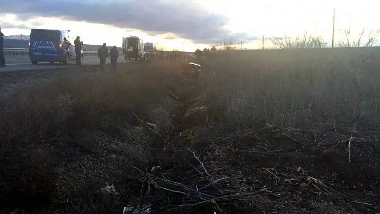 Otomobil şarampole devrildi: 2'si çocuk 5 yaralı