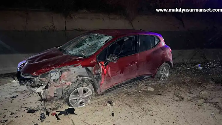 Otomobil sulama kanalına düştü, sürücü yara almadan kurtuldu