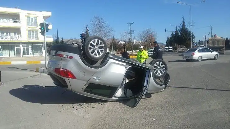 Otomobil takla attı  2 yaralı