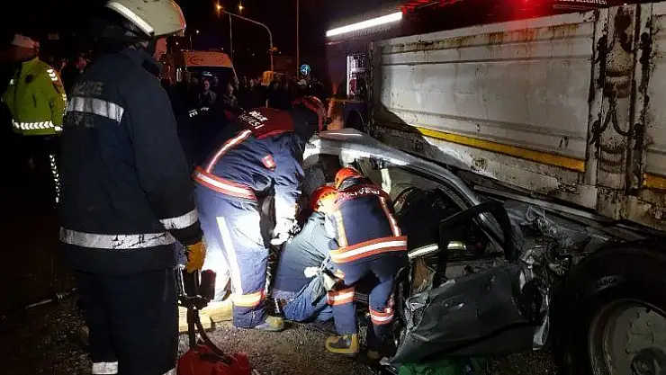 Otomobil tıra ok gibi saplandı 1 ölü