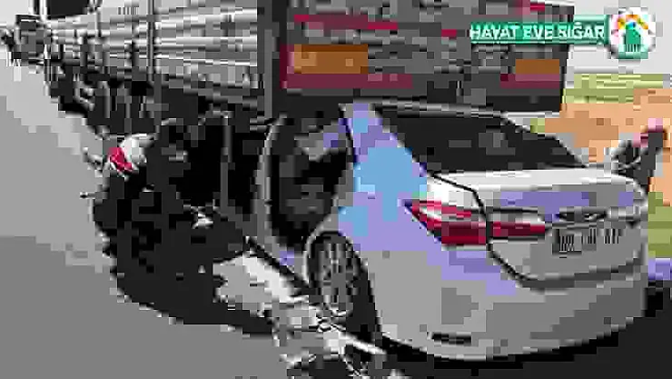Otomobil tırın altına girdi: 1 ölü, 4 yaralı