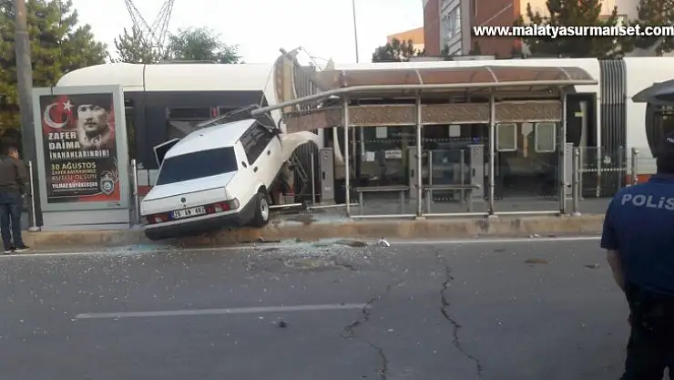 Otomobil tramvaya çarptı: 1 yaralı