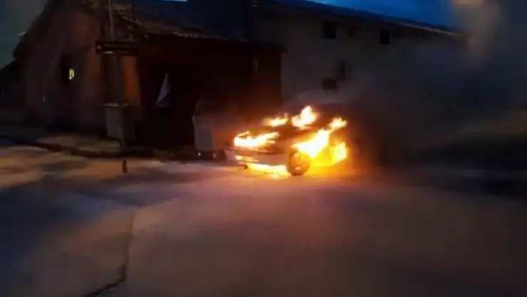 Otomobilin alev alev yandığı anlar kamerada