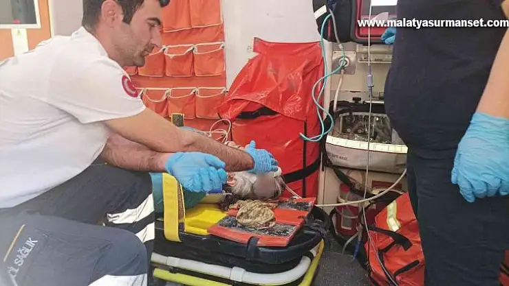 Otomobilin çarpıp kaçtığı yaşlı kadın yaralandı