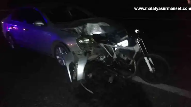 Otomobilin çarptığı motosikletli genç kurtarılamadı