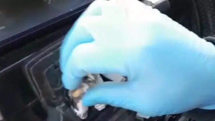 Otomobilin kornasından uyuşturucu çıktı