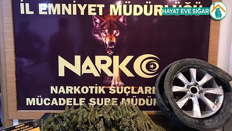 Otomobilin lastiğine gizlenmiş 4 kilo 300 gram esrar ele geçirildi