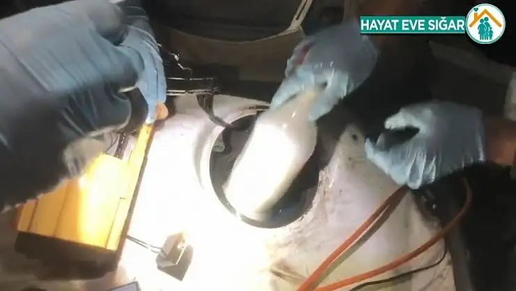 Otomobilin yakıt deposunu uyuşturucu zulasına çevirmişler