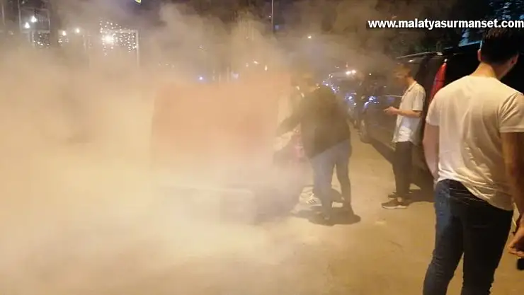 Otomobilinin yandığını fark etmeyen sürücü, vatandaşların uyarısıyla faciadan kurtuldu