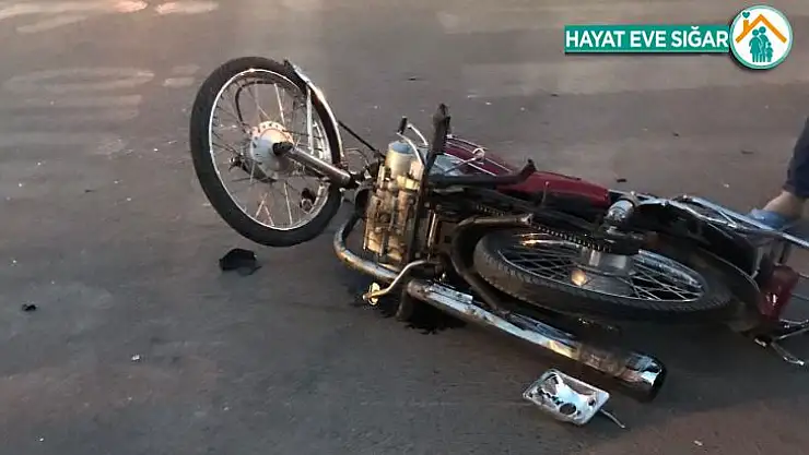Otomobille çarpışan motosikletin sürücüsü yaralandı
