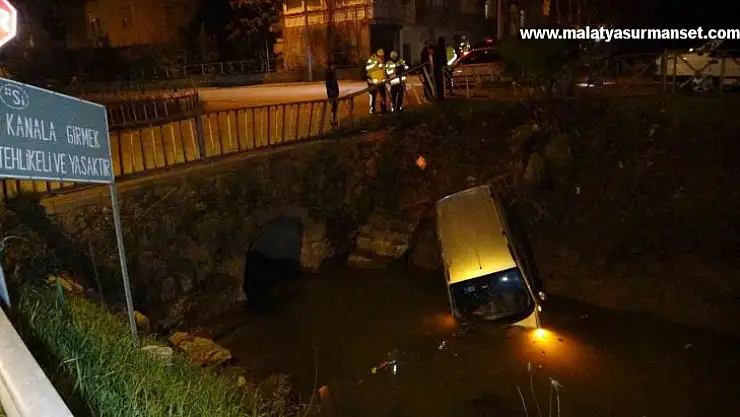 Otomobille çarpışan ticari araç korkulukları parçalayıp kanala uçtu