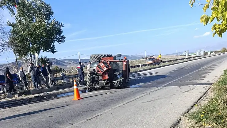 Otomobille çarpışan traktör ikiye bölündü