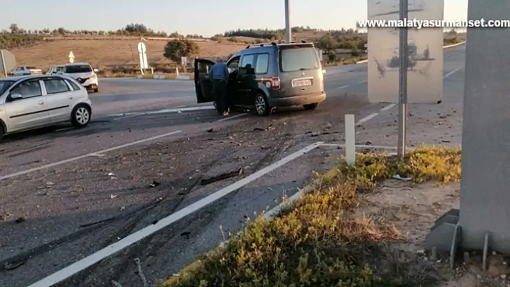 Otomobille hafif ticari araç çarpıştı 1'i ağır 4 yaralı