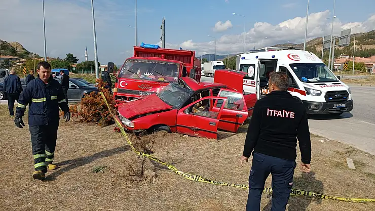 Otomobille Kamyonet Çarpıştı 1 Ölü