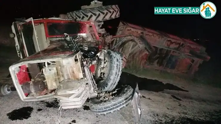 Otomobille traktör çarpıştı: 2 yaralı