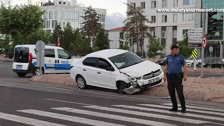 Otomobiller çarpıştı 1 yaralı