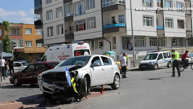 Otomobiller çarpıştı: 2 yaralı