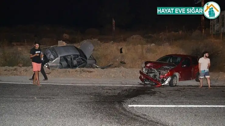 Otomobiller kafa kafaya çarpıştı: 2 yaralı