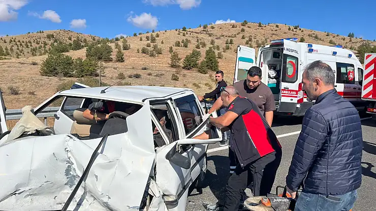 Otomobiller kafa kafaya çarpıştı: 1'i ağır 4 yaralı