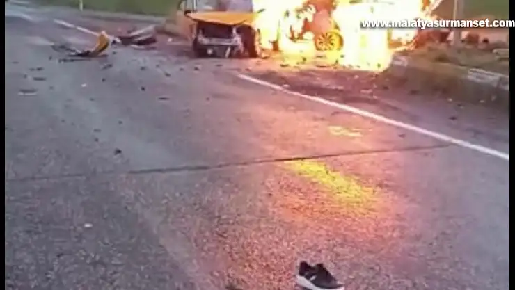 Otomobiller kavşakta çarpıştı, araçlar cayır cayır yandı: 8 yaralı