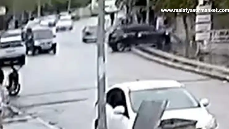 Otomobillerin çarpıştığı kaza güvenlik kamerasına yansıdı