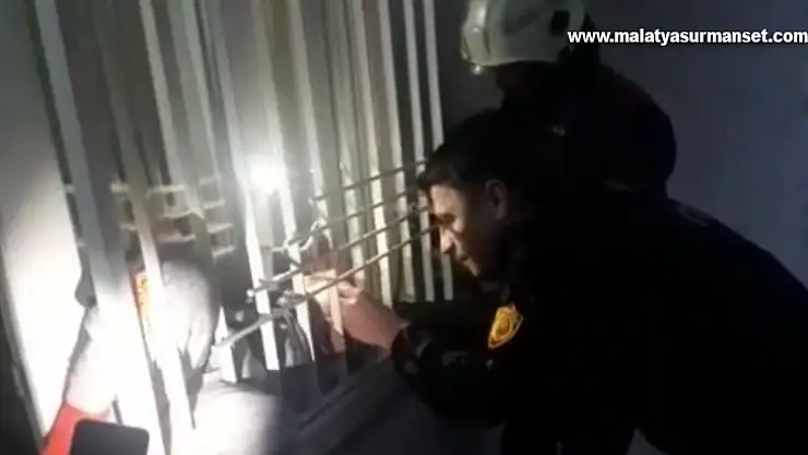 Oyun sırasında parmağı parmaklıklara sıkışan küçük kızın yardımına itfaiye koştu