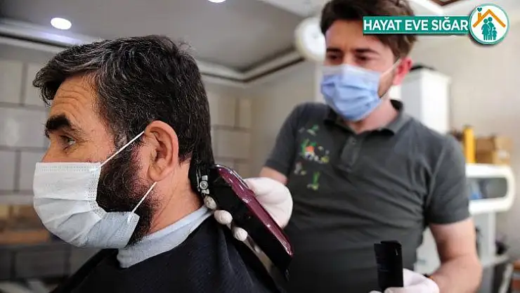 (Özel) 50 gün sonra müşterilerine kavuşan berberler mutlu