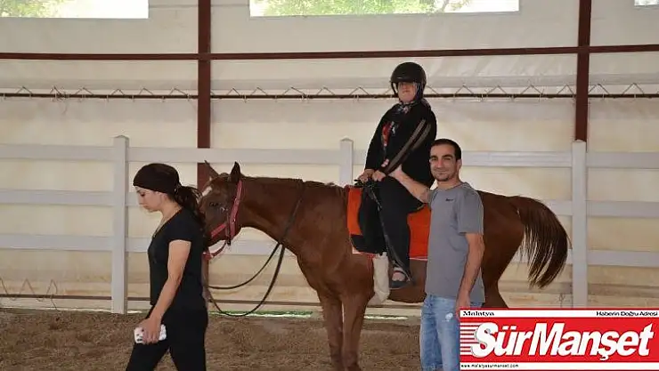 Özel çocuklar at çiftliğini gezdi