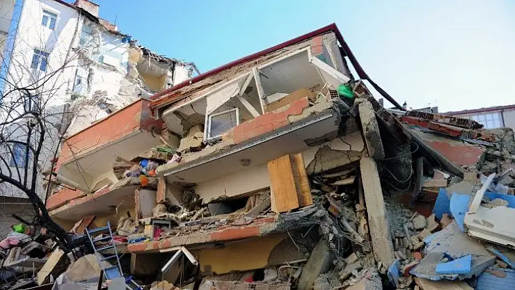 (Özel) Çöken binanın çevresindeki binalarda büyük hasar meydana geldi