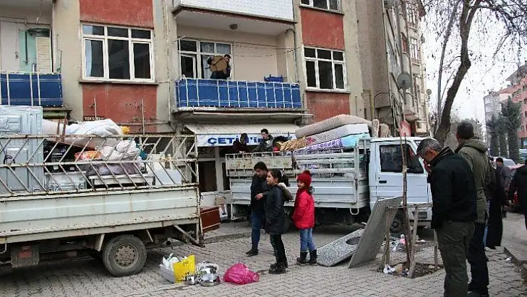 (ÖZEL) Elazığ'da 88 yapı için acil yıkım kararı, depremden kaçış