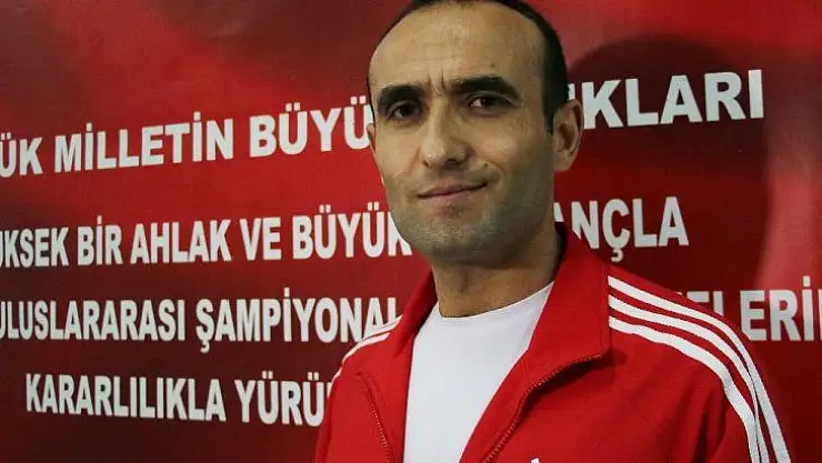 (Özel Haber) Antrenör Altınyurt: '61 kilo sıkletinde yeni bir Naim Süleymanoğlu doğuyor'