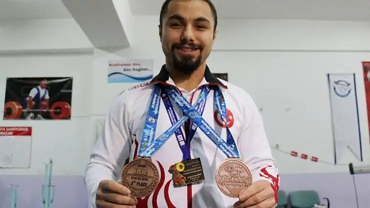 (Özel Haber) Milli halterci Yiğit: '2024 Paris Olimpiyatları'nda şampiyon olmak istiyorum'