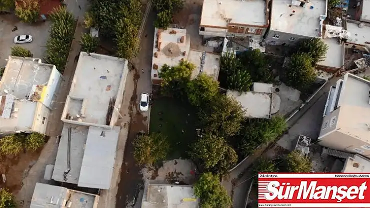 (Özel haber) Oğlu için evinin bahçesini halı sahaya çevirdi