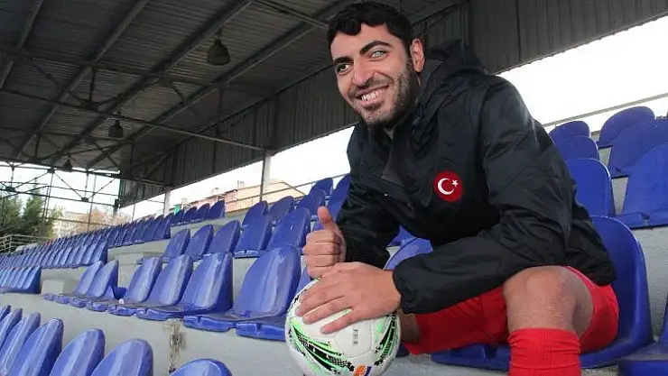 (Özel Haber) Yüzücü olmak isterken gözlerini kaybeden Mehmet Dinçer hayata futbolla tutundu