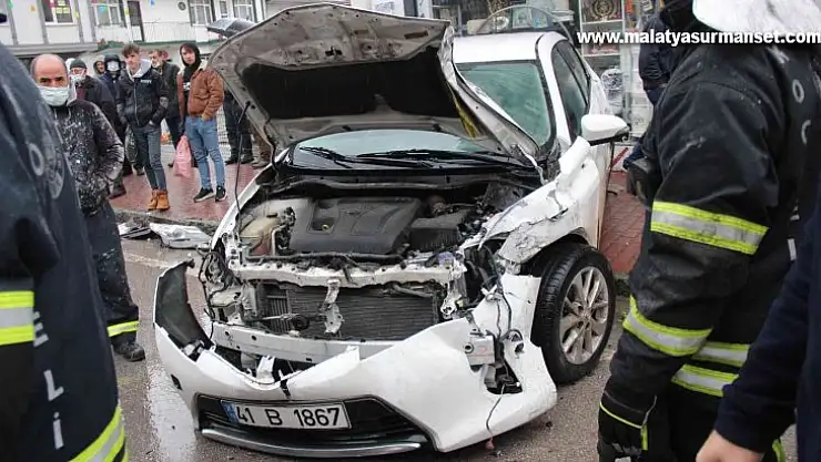 Özel halk otobüsü ile otomobil çarpıştı: 4 yaralı