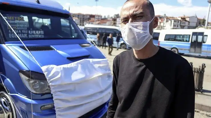 (Özel) Korona virüse dikkat çekmek için dolmuşuna maske taktı