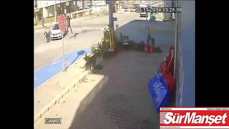  Motosiklet sürücüsünün havada taklalar attığı anlar güvenlik kamerasında