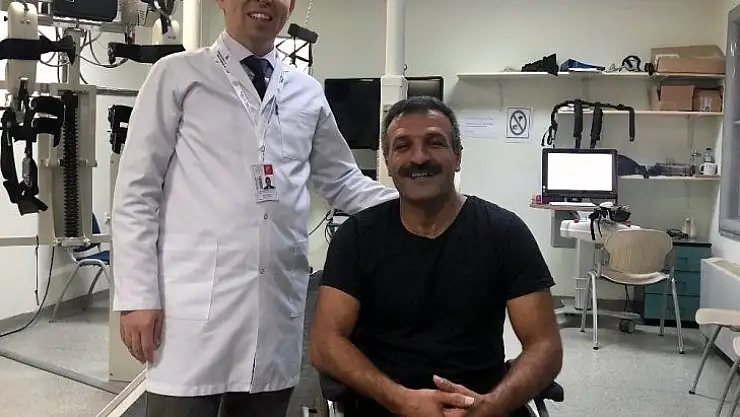 (Özel) Omurilik felci geçiren terör mağduru adam robotik cihaz ile ayağa kalktı