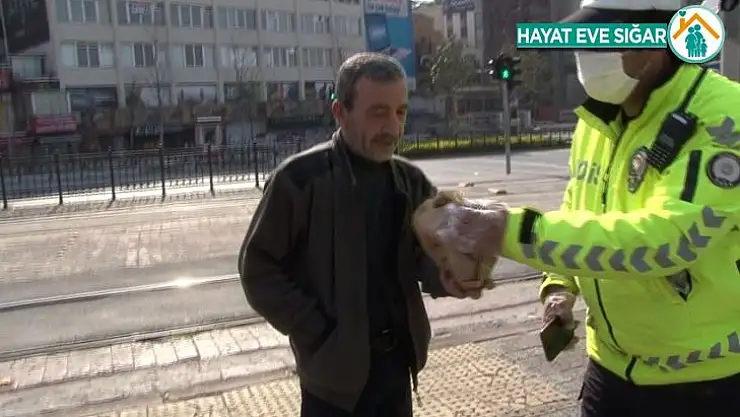  Polis, ekmek için sokağa çıkan vatandaşa simitlerini verdi