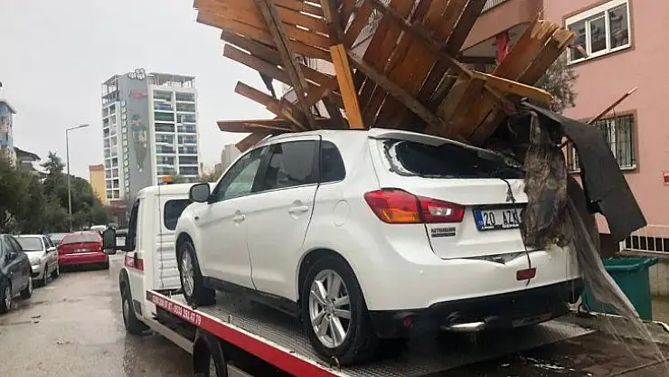 Rüzgarın uçurduğu çatının parçaları aracın tavanına ok gibi saplandı